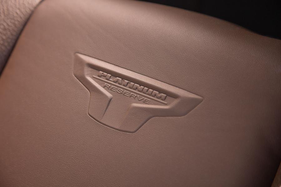 Детали интерьера Nissan Titan Platinum Reserve Crew Cab 2019 года  (фото 13 из 35)
